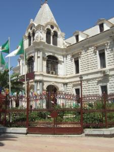 Un Hotel de ville et un climatiseeur.