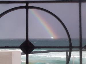 un arc en ciel à l'horizon