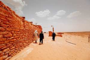 Visiteurs se dirigeant vers la mosquée souterraine, Zaouia Mouahdine (Commune de Rogassa, Wilaya d'El Bayadh)