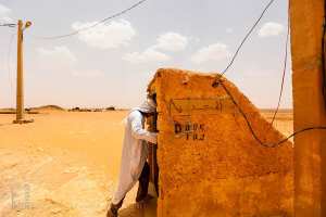 الزوار يتوجهون نحو المسجد تحت الأرض، زاوية الموحدين (بلدية الرقاصة ، ولاية البيض)