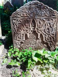 Tombe ancienne sous le ciel  قبر قديم تحت السماء