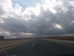 Autoroute Est-Ouest sous un ciel chargé – الطريق السيار شرق غرب تحت سماء مثقلة