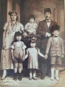 Photo de la famille de l’écrivain et romancier algérien Mohammed Dib en 1927, dans sa ville natale, Tlemcen.