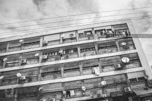 Mémoire de pierre et cris du présent – Quand les paraboles grignotent le passé