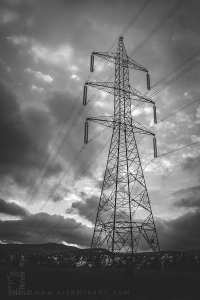 Les spectateurs de la Waada d'El Mdadha au pied d’un mastodonte d’acier