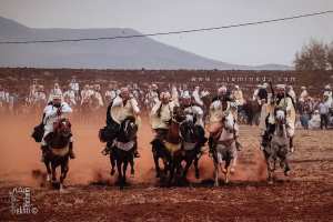 Fantasia : Cavaliers de tous âges en pleine course à la Waada d’El Mdadha
