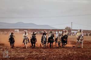 Fantasia : Cavaliers unis, célébrant la Waada avec chevaux et fusils