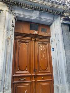 Porte d'un immeuble colonial à la Rue de Chartres