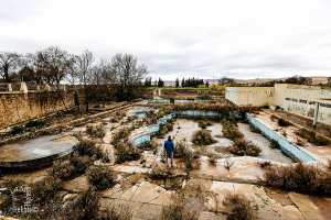 Piscine abandonnée envahie par les mauvaises herbes, Hammam Sidi Abdelli (Commune de Sidi Abdelli, Wilaya de Tlemcen)