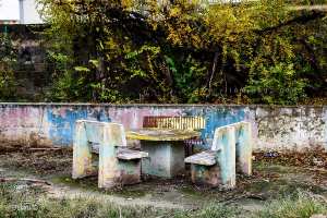 طاولة في حديقة متروكة بحمام سيدي العبدلي (بلدية سيدي العبدلي ، ولاية تلمسان)