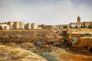 Barrage romain sur le chemin de l’Oued Mina (actuellement à sec), à l’entrée de Relizane