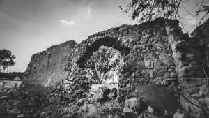 Arcade d’une ancienne porte de ferme coloniale à Ain Zoudj Abid ou Baouzine – Commune de Sidi Abdelli, Wilaya de Tlemcen