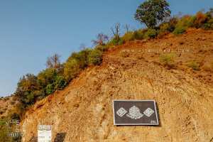 Entrée de la commune d’Ath Yenni – Tableau représentant un bijou berbère