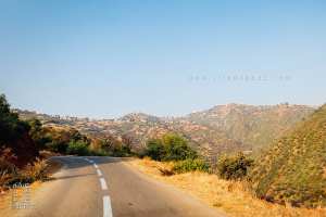 Routes sinueuses et vue panoramique des montagnes du Djurdjura