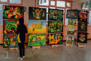 Exposition de peintures aux couleurs chatoyantes – Festival Les Belles Nuits Étoilées d’Ath Yenni