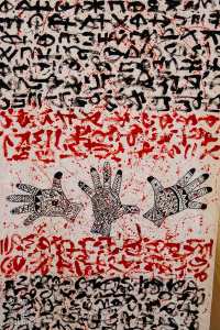 Trois mains tatouées à la calligraphie