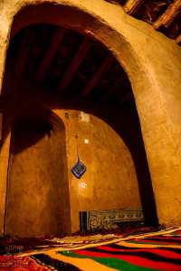 Intimité du mihrâb et tapis coloré Mosquée ancienne de Hinoune – Sidi Al Hadj Moussa (Commune de Foggaret Ezzoua, Wilaya de Tamanrasset)