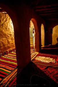 الحميمية حول المحراب والزربية الملونة المسجد العتيق بحينون – سيدي الحاج موسى بن بحوص المجدوب (بلدية فقارة الزوى، ولاية تمنراست)