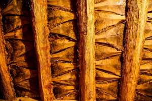 Plafond de palmes, ombres et lumière Mosquée ancienne de Hinoune – Sidi Al Hadj Moussa (Commune de Foggaret Ezzoua, Wilaya de Tamanrasset)