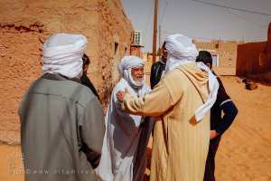 Un vieux cheikh pieux accueillant ses invités – Village de Hinoune, Commune de Foggaret Ezzoua, Wilaya de Tamanrasset