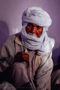 Un vieux monsieur pieux avec son chèche et son chapelet – Hinoune, Commune de Foggaret Ezzoua, Wilaya de Tamanrasset