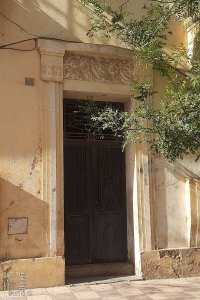 Porte de tybe colonial avec un préhaut floral à Tlemcen