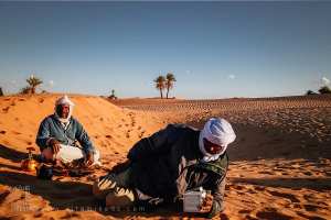Le rituel du thé dans le désert saharien