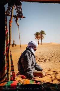 Mahmoud assis devant la tente en oubar