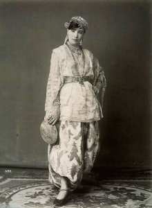 Femme d'Alger en costume traditionnel