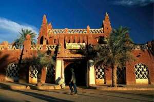 L’Hôtel l’Oasis Rouge de Timimoun, mémoire vivante du Sahara