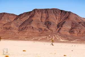 Un djebel isolé dominant l’horizon désertique