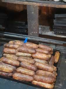 Poulets ficelés cuits au four banal à bois