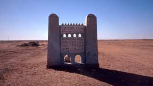 Début de la piste Tanezrouft au sud de Reggane (Algérie, 1990).