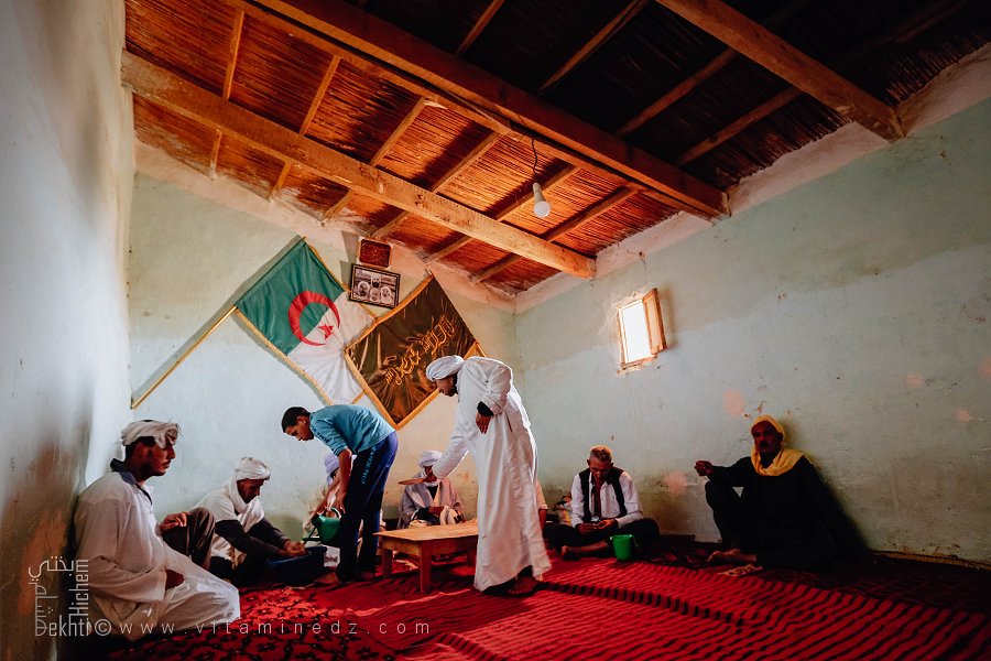 Convives assis à la Zaouia Mouahdine attendant le couscous (Commune de Rogassa, Wilaya d'El Bayadh)