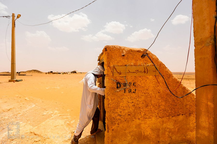 الزوار يتوجهون نحو المسجد تحت الأرض، زاوية الموحدين (بلدية الرقاصة ، ولاية البيض)