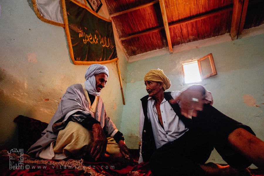 Deux vieux se racontant des souvenirs dans la Zaouia Mouahdine (Commune de Rogassa, Wilaya d'El Bayadh)