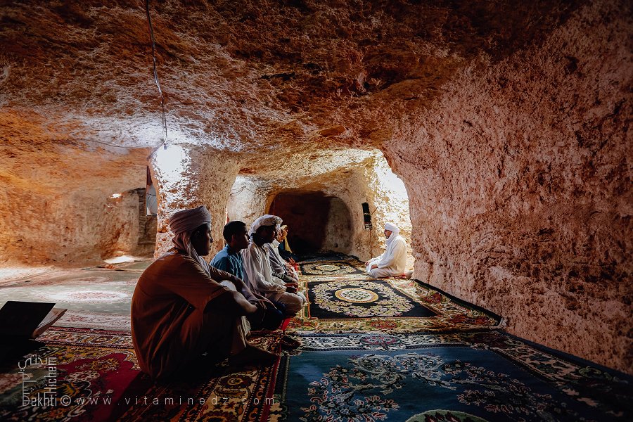 صلاة المؤمنين في المسجد تحت الأرض في زاوية الموحدين (بلدية الرقاصة ، ولاية البيض)