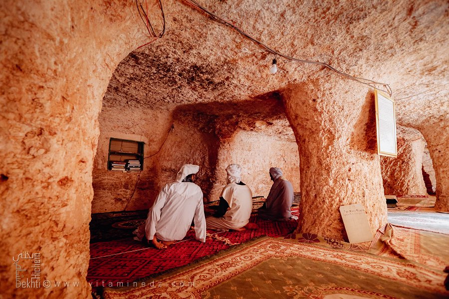 Prière des fidèles dans la mosquée souterraine de la Zaouia, Zaouia Mouahdine (Commune de Rogassa, Wilaya d'El Bayadh)