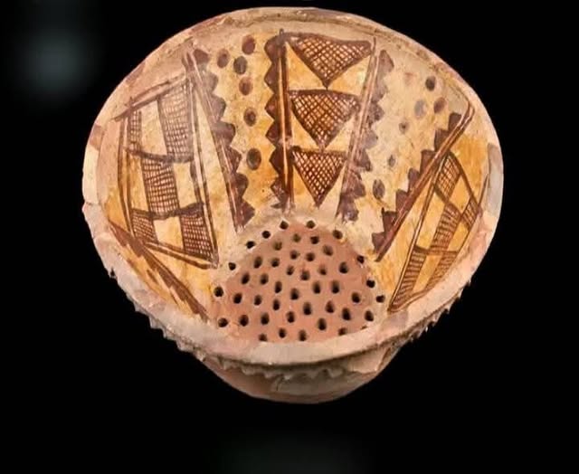 كسكاس من الطين المزخرف يعود إلى القرن التاسع عشر - منطقة القبائل