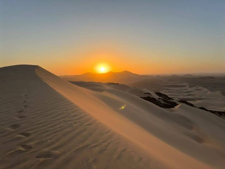 Le coucher du soleil dans le Sahara