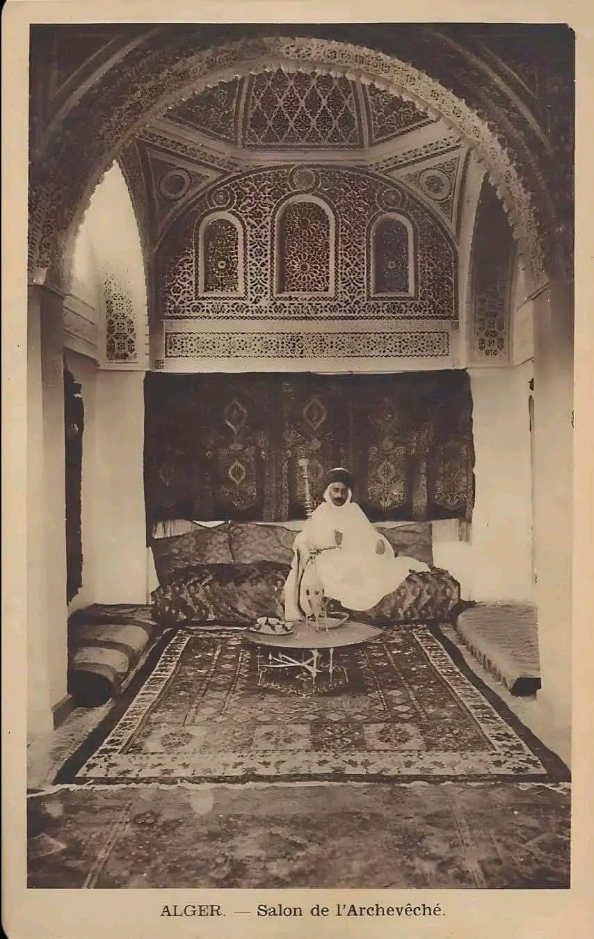 Qui pourrait nous situer cet endroit à Alger, c'est écrit salon de l'archevêché !