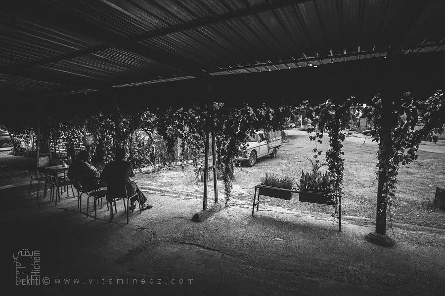 أصداء مقهى منسي في قرية بني عاد (بلدية عين فزة، تلمسان)