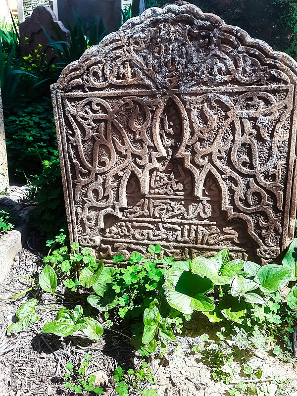 Tombe ancienne sous le ciel  قبر قديم تحت السماء
