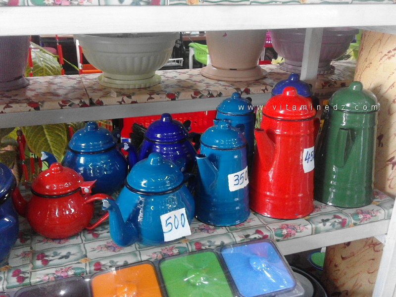 Cafetières et théières émaillées aux couleurs du désert – إبريق الشاي والقهوة الملونة في قلب الصحراء