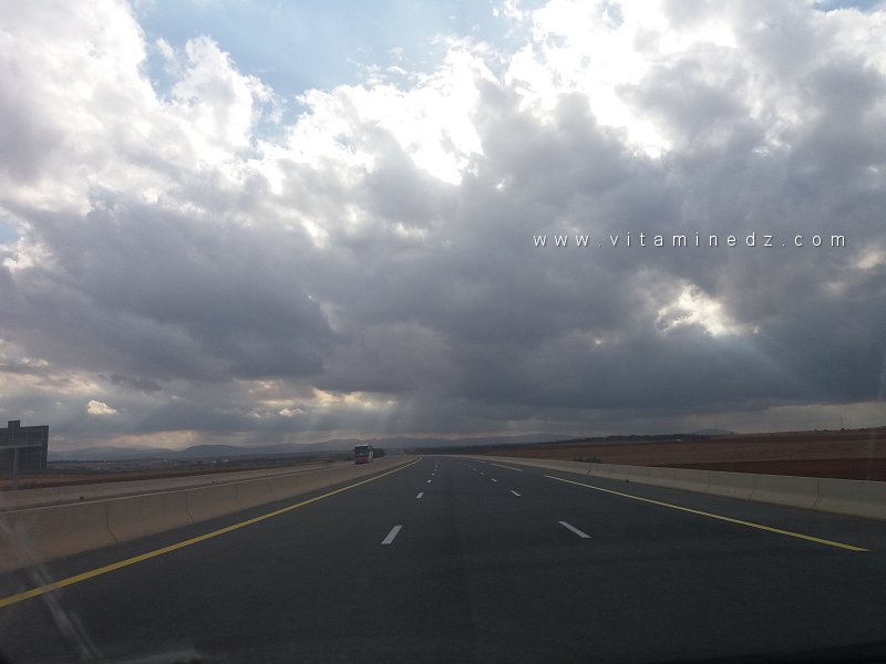 Autoroute Est-Ouest sous un ciel chargé – الطريق السيار شرق غرب تحت سماء مثقلة