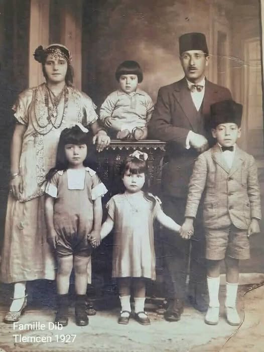 Photo de la famille de l’écrivain et romancier algérien Mohammed Dib en 1927, dans sa ville natale, Tlemcen.