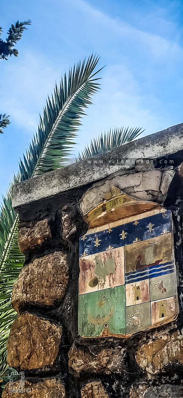 Armoiries de la ville d'Oran à l’entrée du jardin Khemisti – شارة مدينة وهران عند مدخل حديقة خميستي