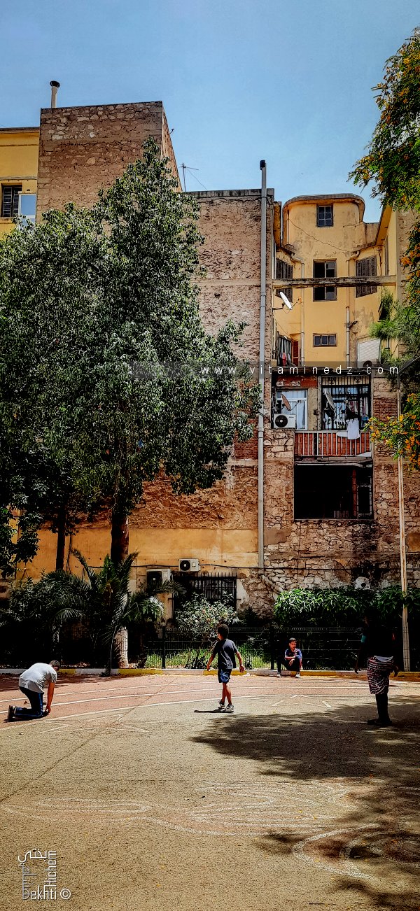 Partie de foot improvisée au jardin Khemisti, Oran – مباراة كرة قدم عفوية في حديقة خميستي، وهران