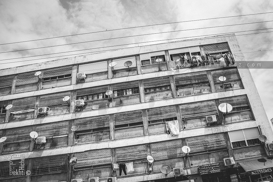 Mémoire de pierre et cris du présent – Quand les paraboles grignotent le passé