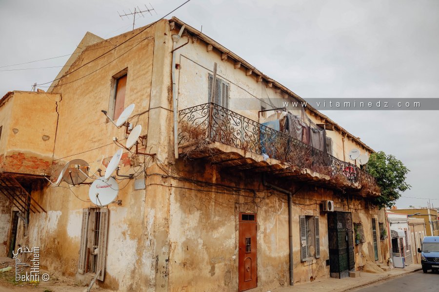 Fin de siècle, début d’une autre vie – Maison coloniale habitée malgré l’usure